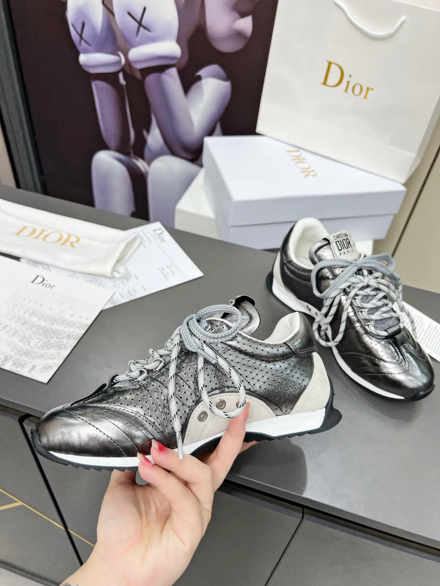 These silver men's shoes 💰580 D-Sketch sneakers are a new product of the 2025 spring and summer ready-to-wear series❤️‍🔥❤️‍🔥❤️‍🔥❤️‍🔥, highlighting the classic retro aesthetics. Crafted from gold-toned crinkled sheepskin and gold-toned laminated calfskin 🌹🌹🌹, it features beige suede calfskin panels and double laces. The side is decorated with a handwritten Christian Dior Men's Shoes 💰aris logo🎆🎆🎆, while the heel and tongue are embellished with Christian Dior Men's Shoes 💰aris logo panels and plaques. Paired with two-color thin rubber soles, they look more refined. Size: 35~41 (men’s model is currently available). Color: black, white, gold, silver.